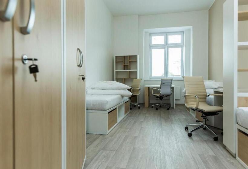 غرفة قياسية ثلاثية, Kampus Palace