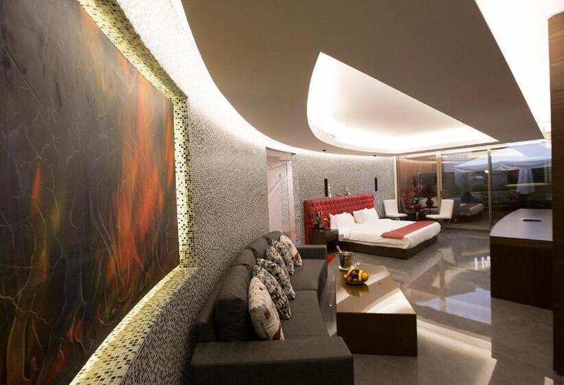 سوییت با چشم‌انداز باغ, Xperience