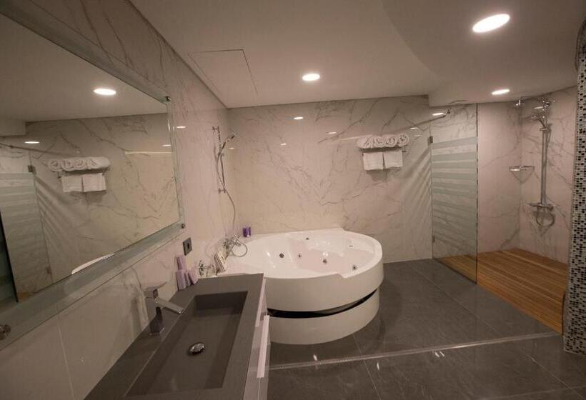 سوییت با چشم‌انداز باغ, Xperience