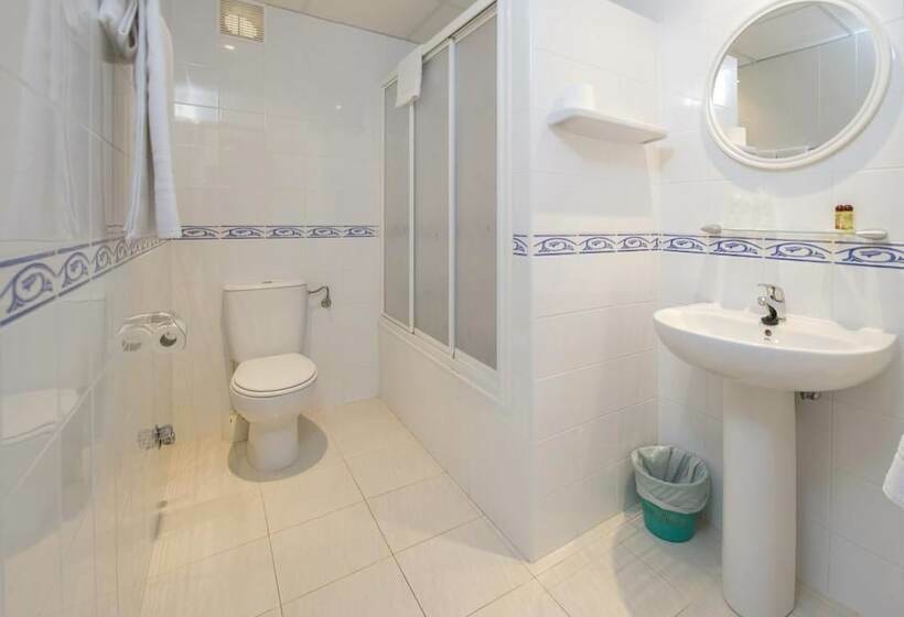 Номер Стандарт Трехместный, Hostal Mallorca