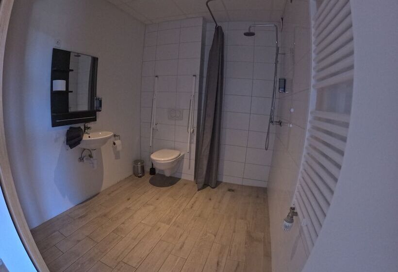 اتاق استاندارد سه نفره, Sveinbjarnargerdi