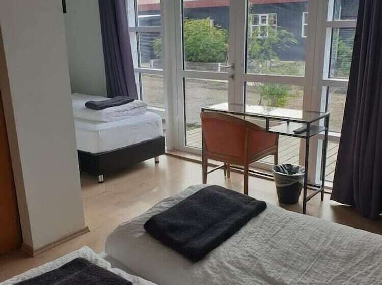 اتاق استاندارد سه نفره, Sveinbjarnargerdi