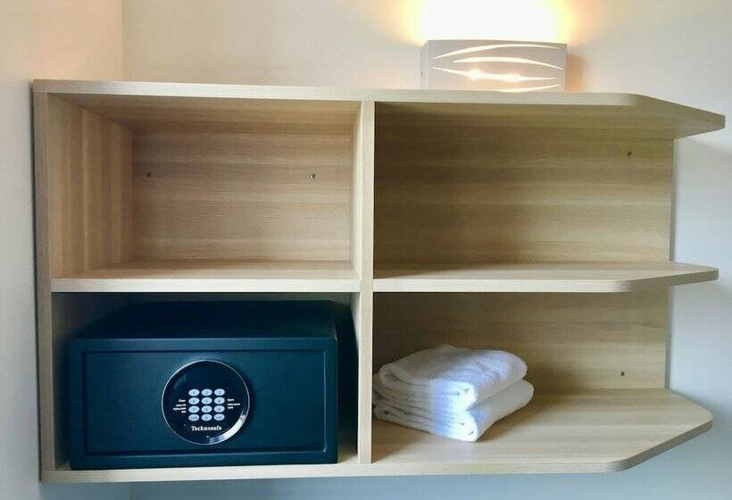 Номер Комфорт, Brit Hotel Martigues Nord