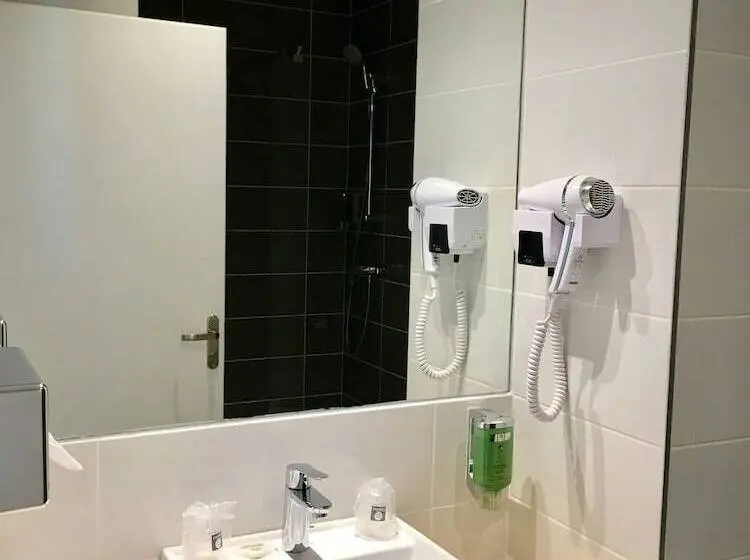 デラックストリプルルーム, Brit Hotel Martigues Nord