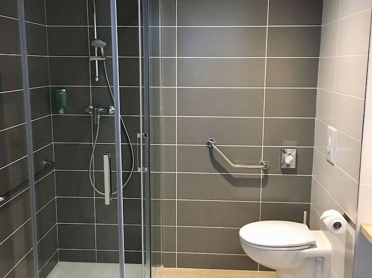 Трехместный Номер Deluxe, Brit Hotel Martigues Nord