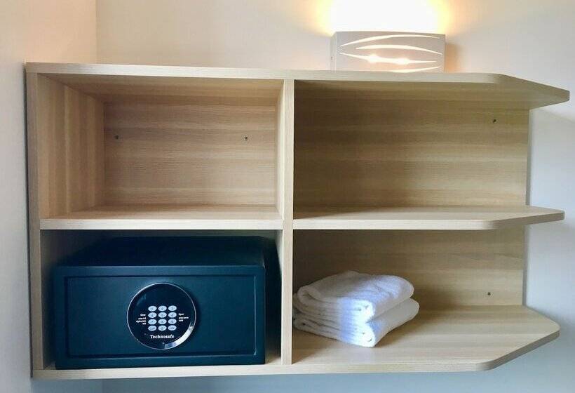 Трехместный Номер Deluxe, Brit Hotel Martigues Nord