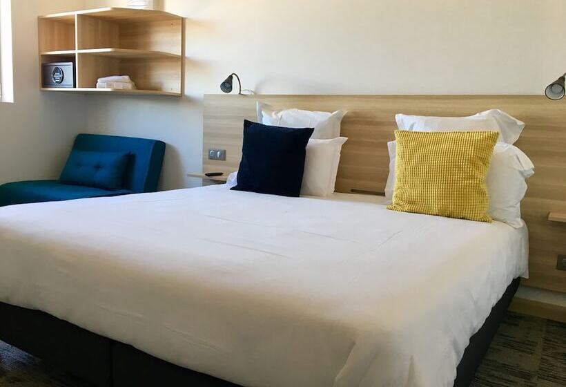 Трехместный Номер Deluxe, Brit Hotel Martigues Nord
