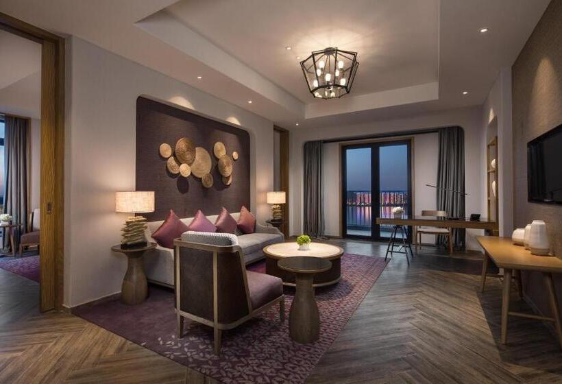 Superior Suite, Crowne Plaza Qingdaoorientalmoviemetropolis, An Ihg