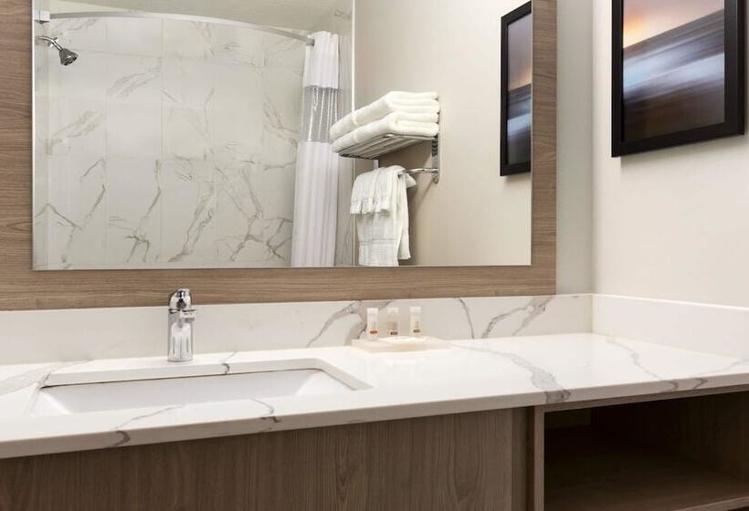 جناح, Days Inn By Wyndham Calgary North Balzac