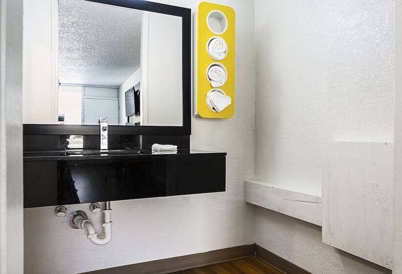 스탠다드 룸 더블 침대 2개, Econo Lodge