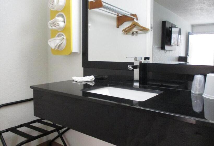 스탠다드 룸 킹사이즈 침대, Econo Lodge