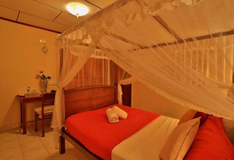 3 Bett Deluxe Zimmer, Emel Boutique