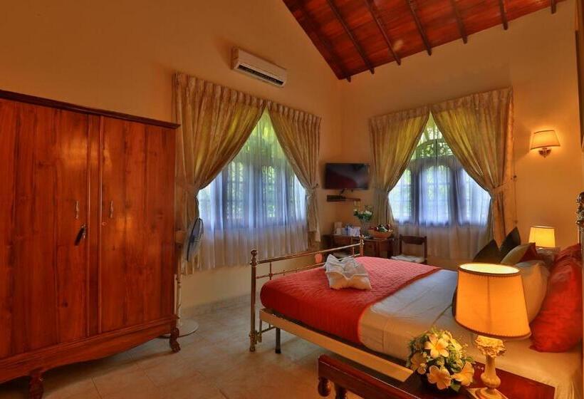 4 Bett Deluxe Zimmer, Emel Boutique