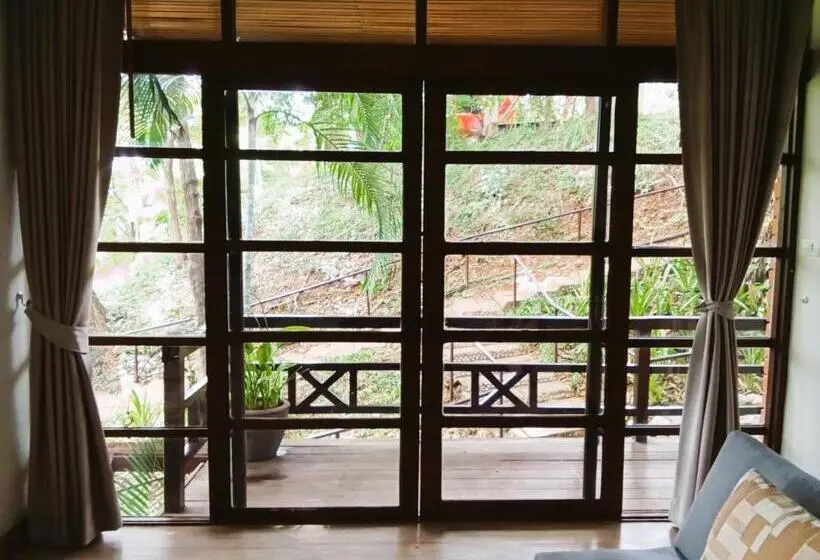 スイート, Issara Boutique Winery