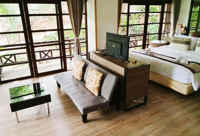 סוויטה, Issara Boutique Winery