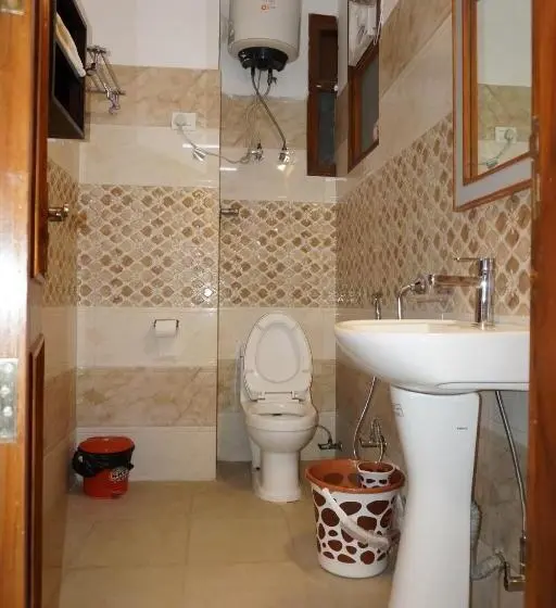 デラックスルーム, Ganeshwaram Hotel Sector 45 Noida