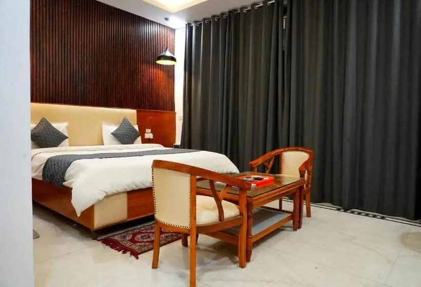 バルコニー付きスタンダードルーム, Ganeshwaram Hotel Sector 45 Noida