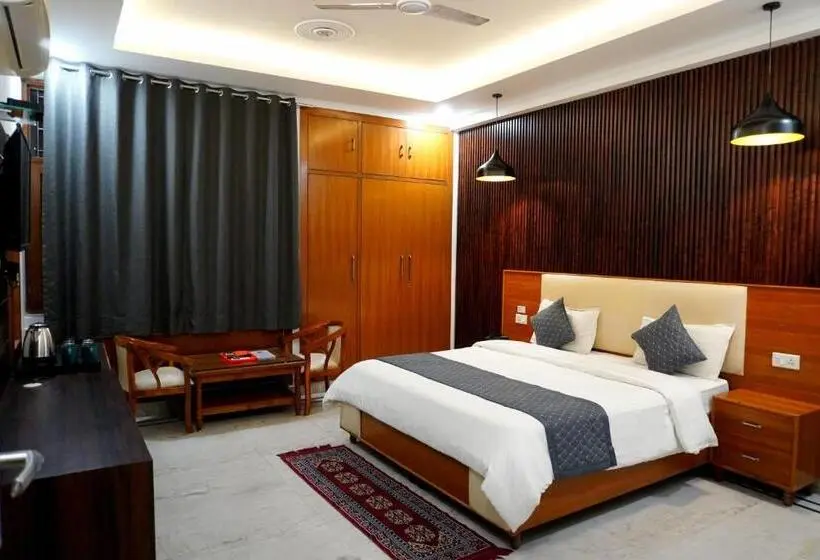 キングサイズベッドのスタンダードルーム, Ganeshwaram Hotel Sector 45 Noida