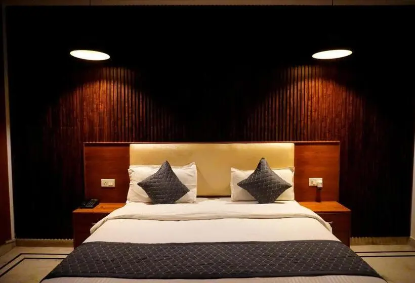 キングサイズベッドのスタンダードルーム, Ganeshwaram Hotel Sector 45 Noida