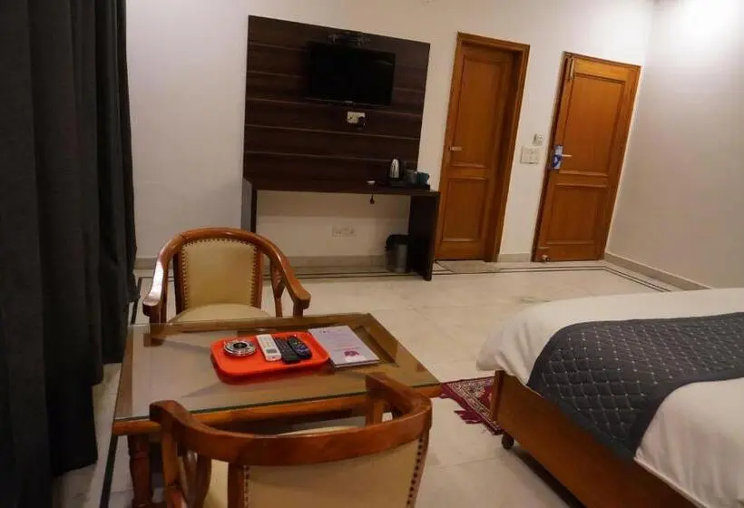 キングサイズベッドのスタンダードルーム, Ganeshwaram Hotel Sector 45 Noida