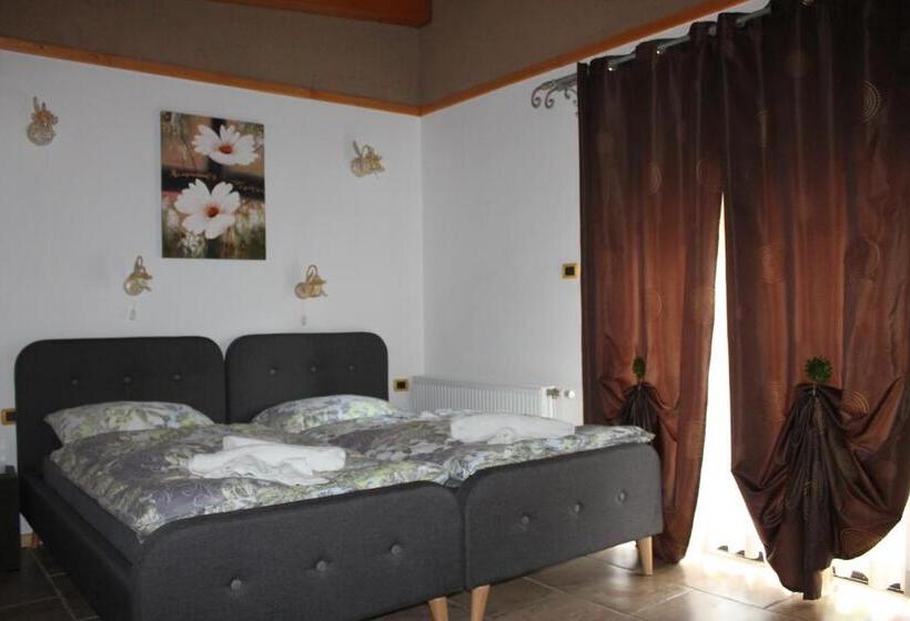 اتاق استاندارد سه تخته با بالکن, Tutto