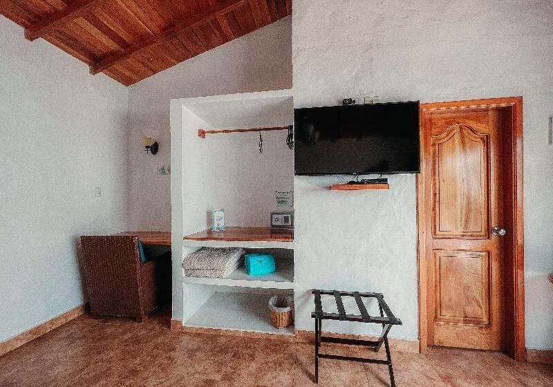 اتاق لوکس با چشم‌انداز دریا, Isamar