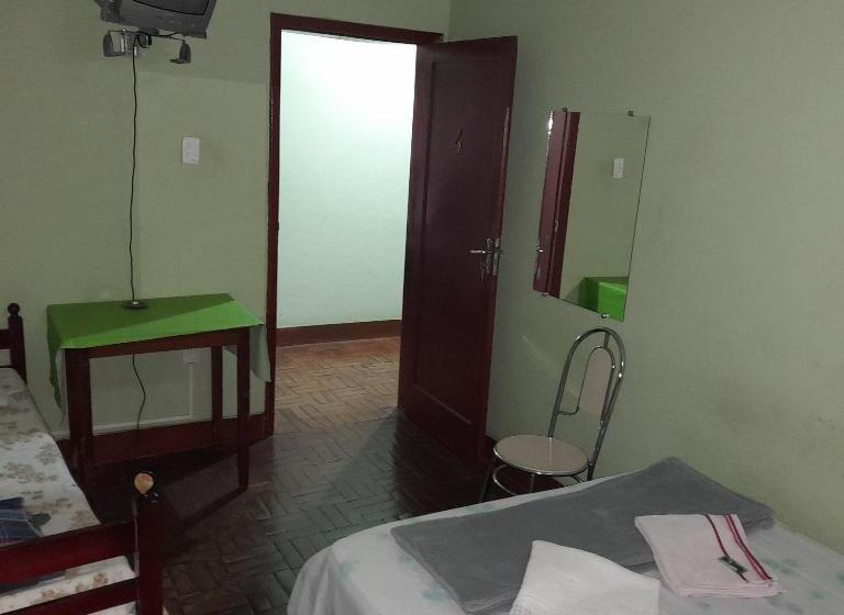 标准三人间, Shangri La