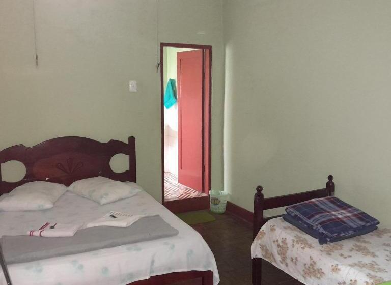 标准三人间, Shangri La