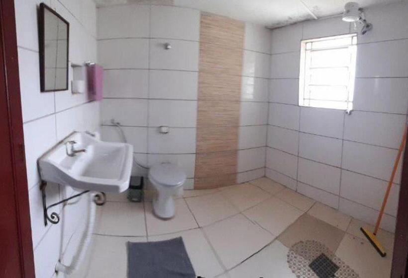 标准三人间, Shangri La