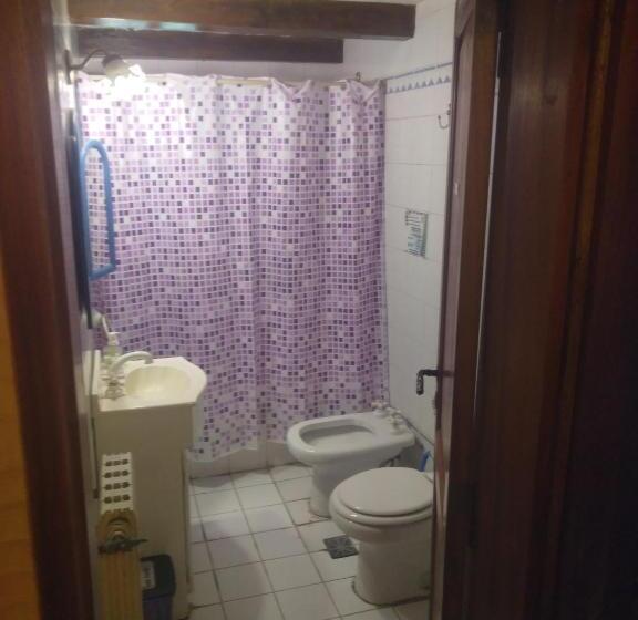 اتاق استاندارد با سرویس بهداشتی مشترک, Universal Traveller's Hostel