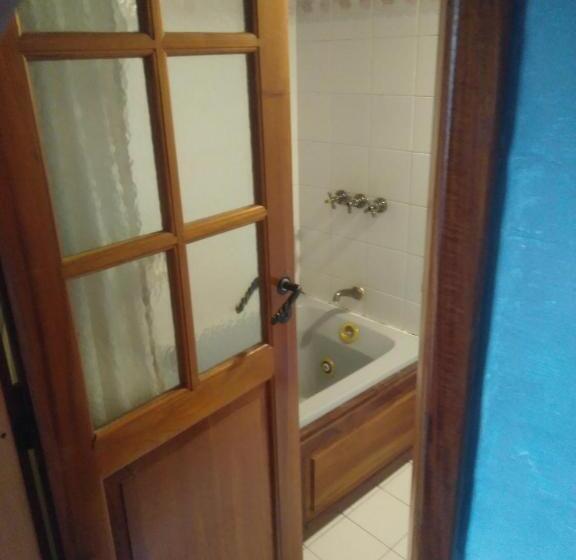 تختخواب در اتاق مشترک, Universal Traveller's Hostel