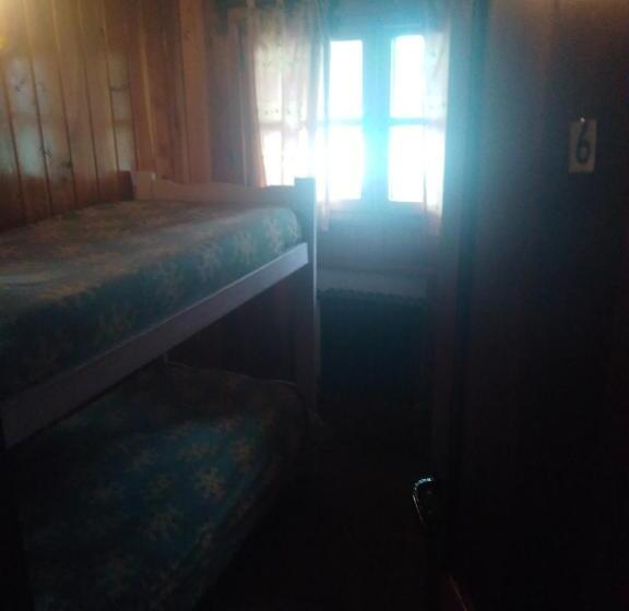 اتاق اکونومی, Universal Traveller's Hostel