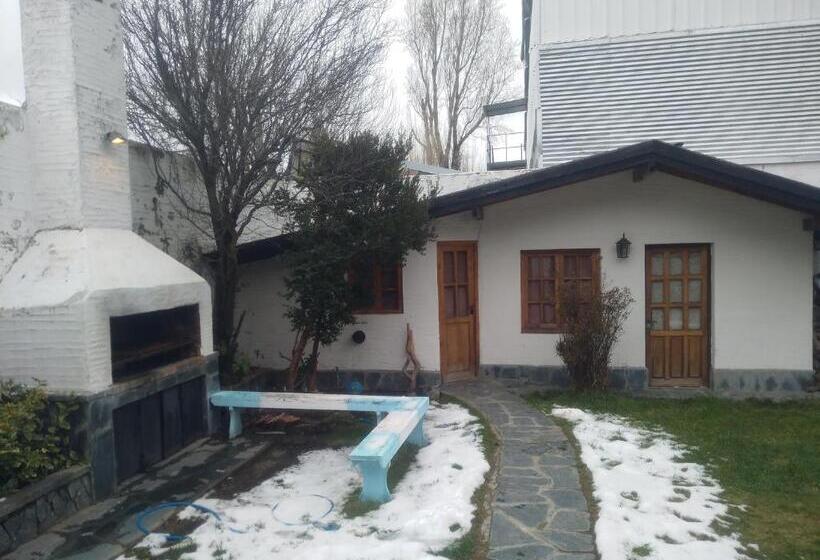 اتاق استاندارد با چشمانداز باغ, Universal Traveller's Hostel