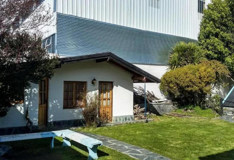 اتاق استاندارد با چشمانداز باغ, Universal Traveller's Hostel