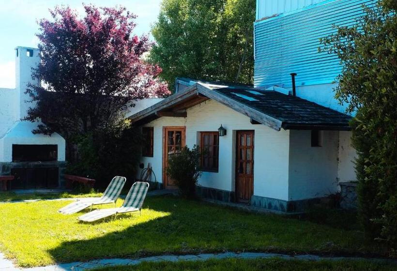 اتاق استاندارد با چشمانداز باغ, Universal Traveller's Hostel