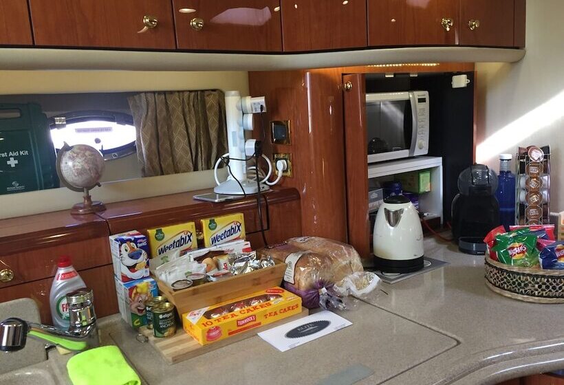 آپارتمان 2 خوابه, Luxury Yacht