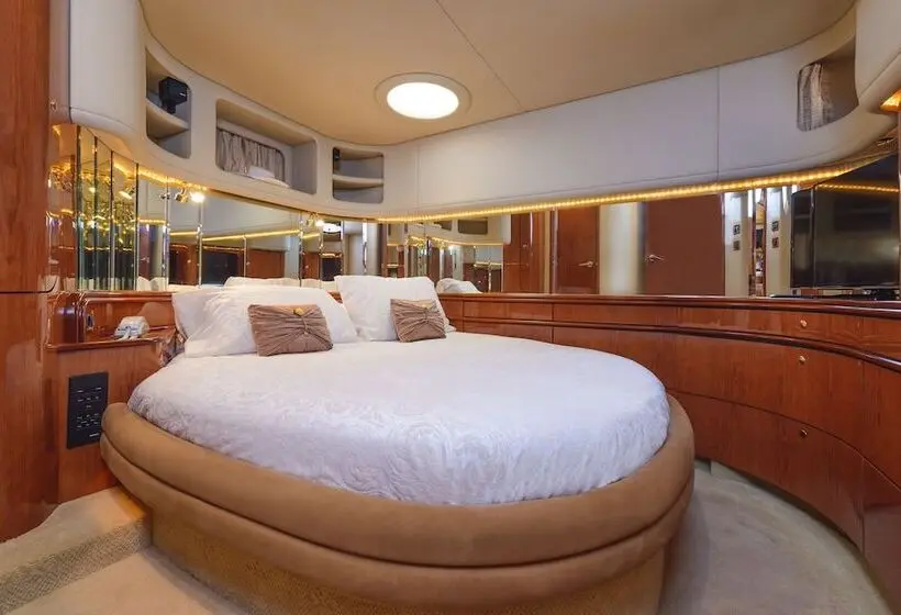 آپارتمان 2 خوابه, Luxury Yacht