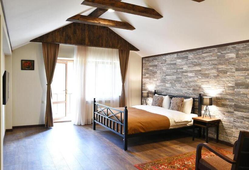 סוויטה עם מרפסת, Kirovi Tun