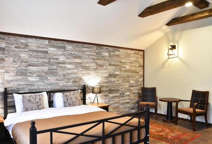 סוויטה עם מרפסת, Kirovi Tun