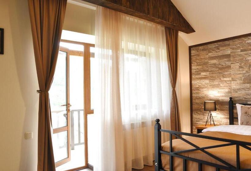 סוויטה עם מרפסת, Kirovi Tun