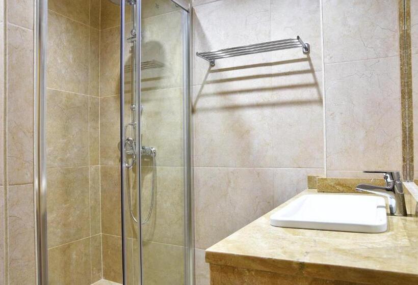 발코니가 있는 스위트, Kirovi Tun