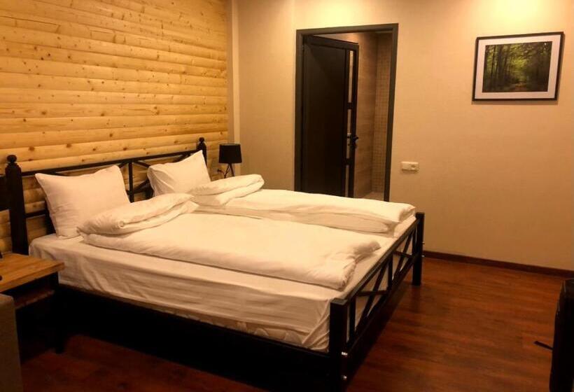 חדר דלוקס, Kirovi Tun