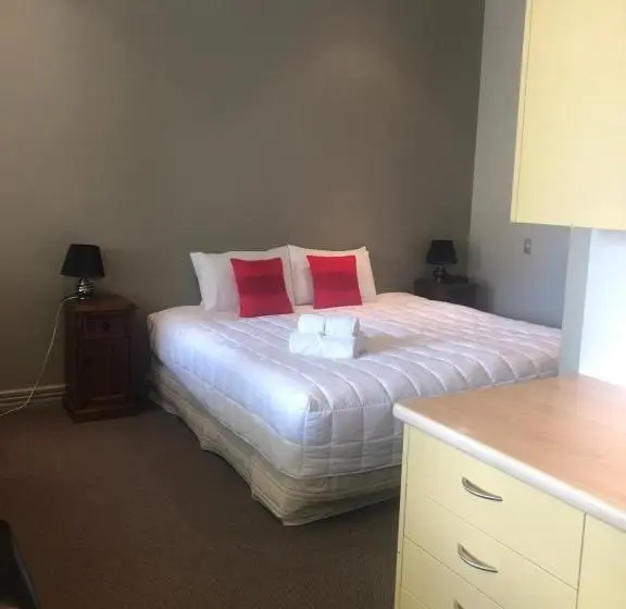 استودیوی لوکس, Teschemakers Resort