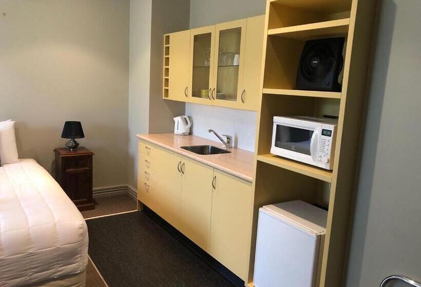 חדר משפחתי, Teschemakers Resort