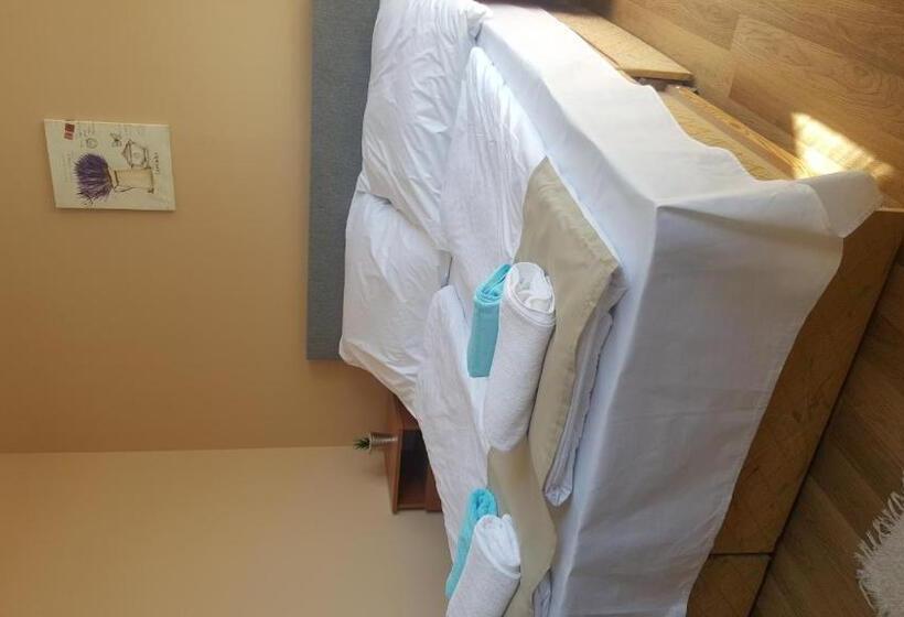 Трехместный Номер Стандарт с Балконом, Berény Panzió