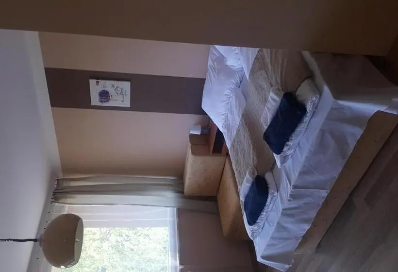 Standard Kolmen Hengen Huone Parveke, Berény Panzió
