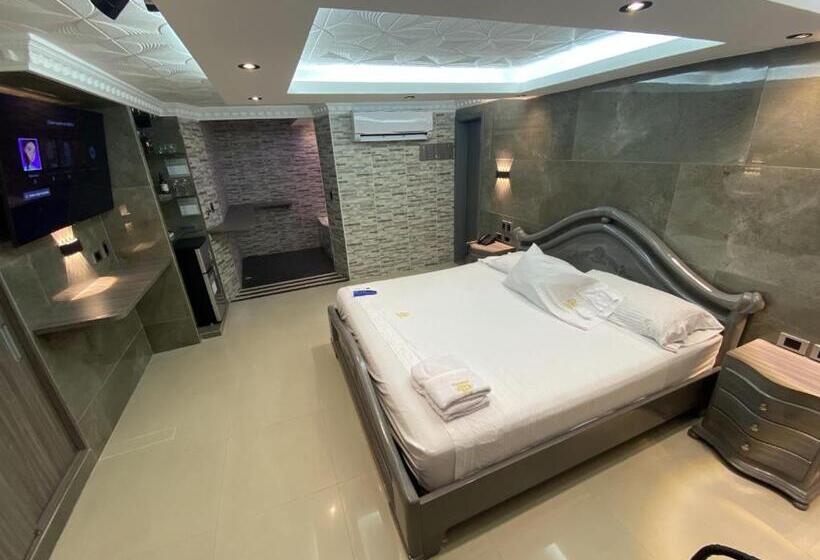 جناح ديلوكس, Balmoral