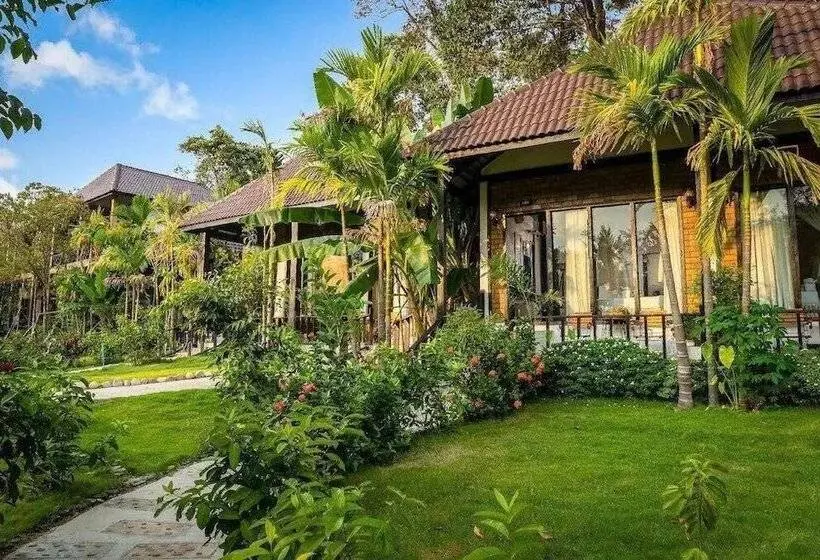 اتاق لوکس با چشم‌انداز باغ, Koh Rong Hill Beach Resort