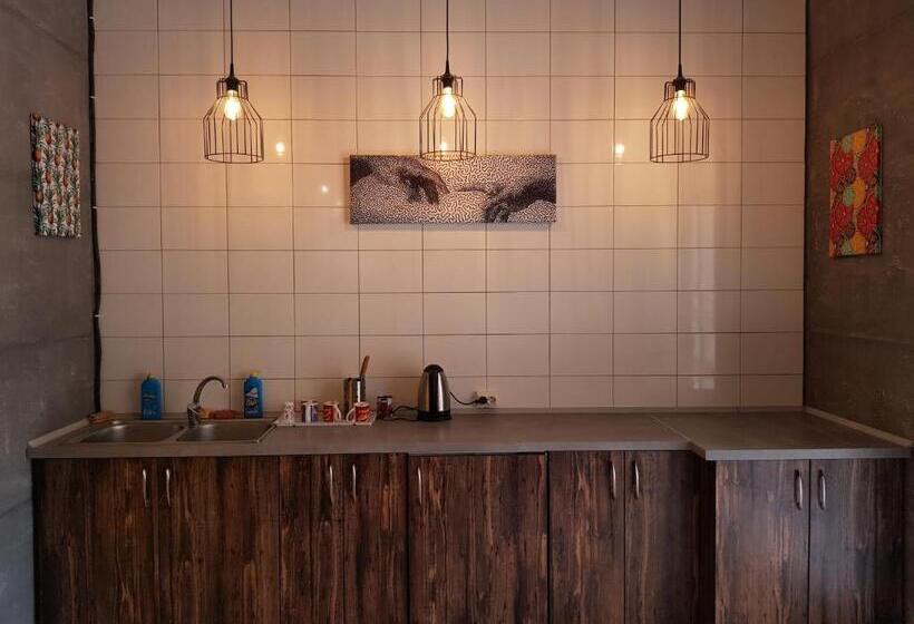 تختخواب در اتاق مشترک, Travel Station