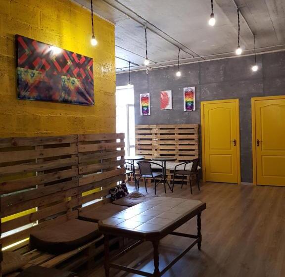 تختخواب در اتاق مشترک, Travel Station